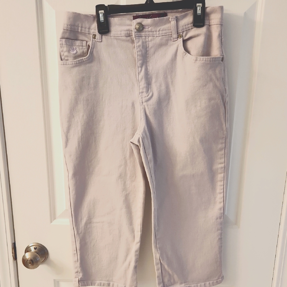 Gloria Vanderbilt lavender Capris.